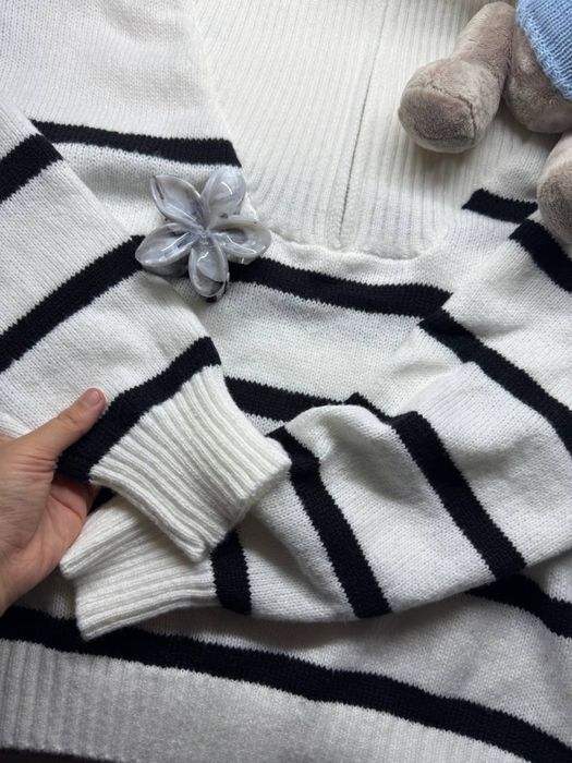 Модный полузамок чёрна-белый