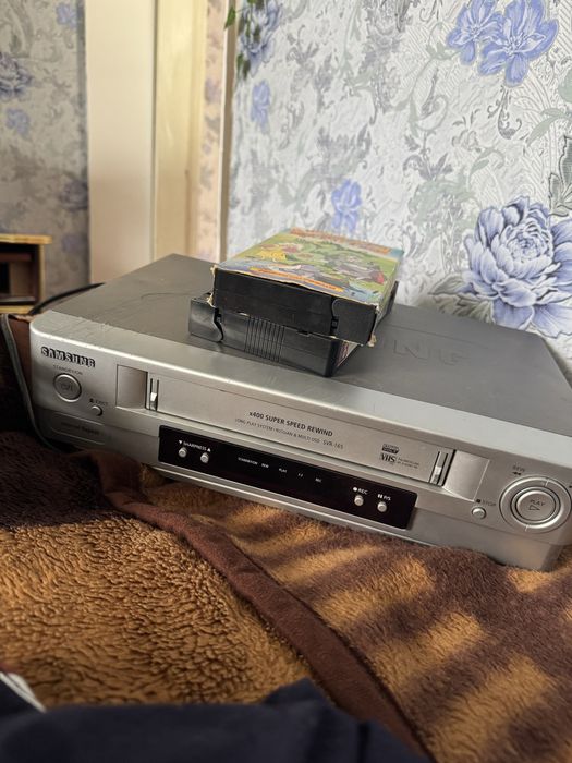 Видеомагнитофон Samsung VHS + кассеты