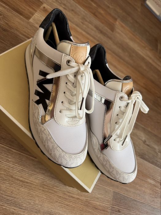 Продам кроссовки Michael Kors