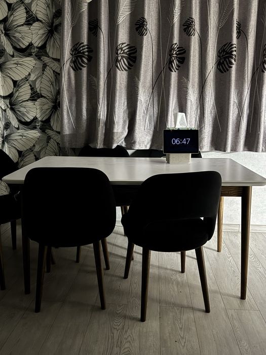 Стол обеденный без стульев