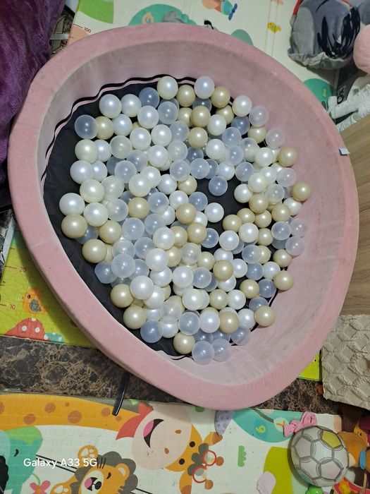 Piscina cu bile pentru copii