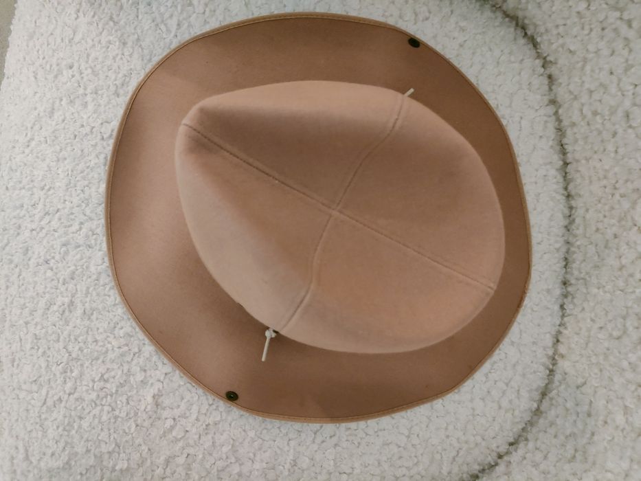 Palarie purtata doar o data. Din păcate mărimea este mica.