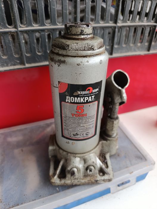Домкрат 5  тонник в хорошем состоянии