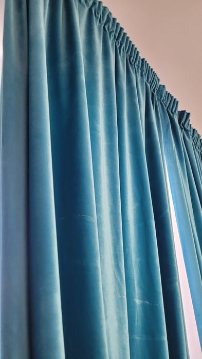 Vand perdele albe sau draperie albastru marin