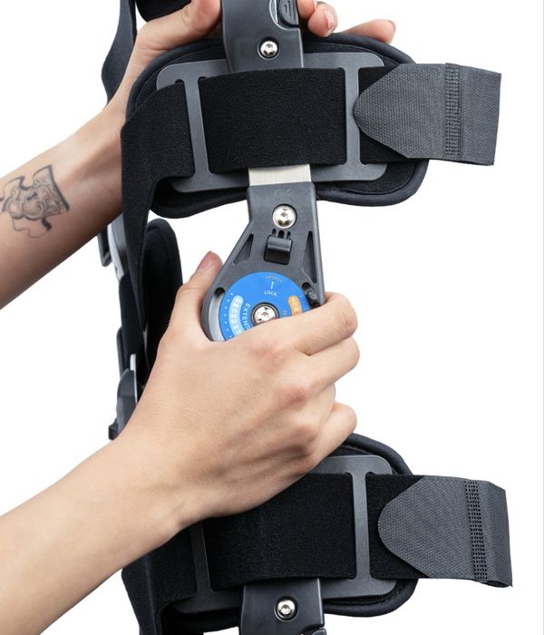 Orteză de genunchi mobilă, telescopică, cu articulații reglabile