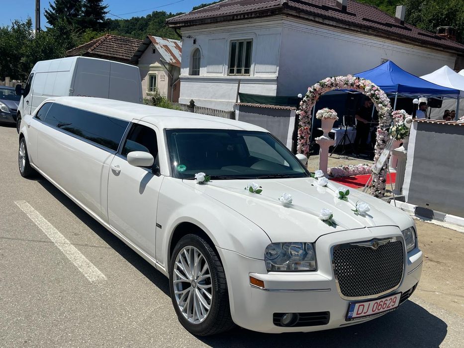 Limuzina de închiriat/închiriez limuzina americană/pt nuntă/pt cadou surpriza/banchet/majorat etc