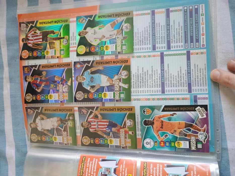 Vând lot 3 cataloage, cartonase Panini, stare foarte buna!! Spania