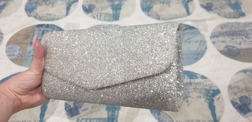 Дамски сив клъч и сребриста официална чанта