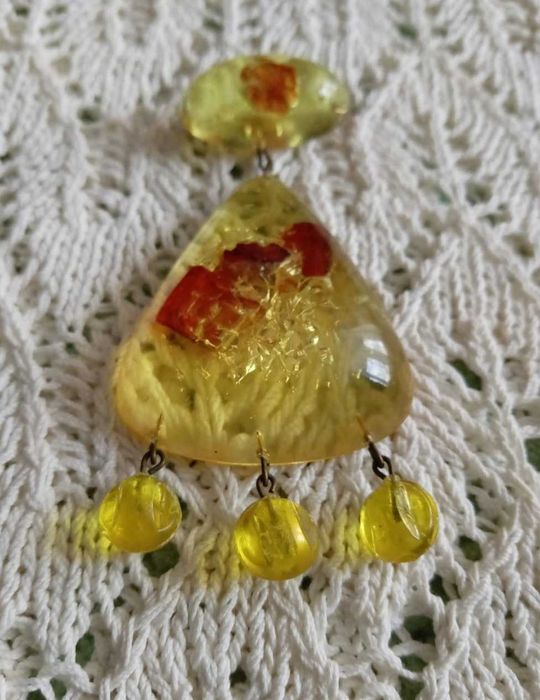 Продам броши и бусы.