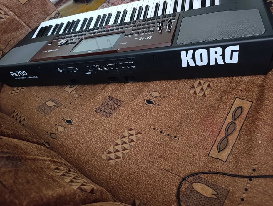 Продавам korg pa 700 чисто нов!!