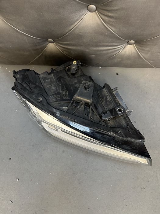 Audi Q2 кю2 фар фарове лед десен