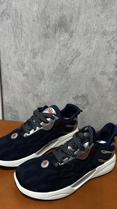 Продам новые кроссовки