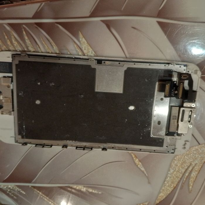 Продам iPhone s .