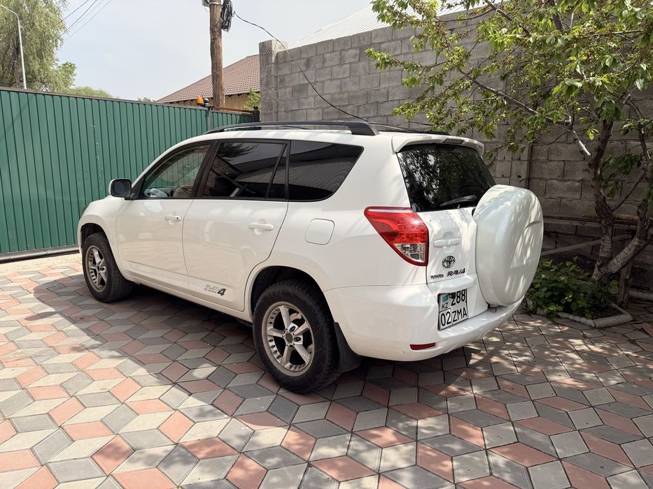 Toyota RAV 4 белая