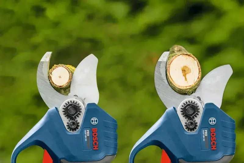 Акумулаторна ножица за клони Bosch GGP18V-32 ,18V , 32 mm , без батерии и зарядно