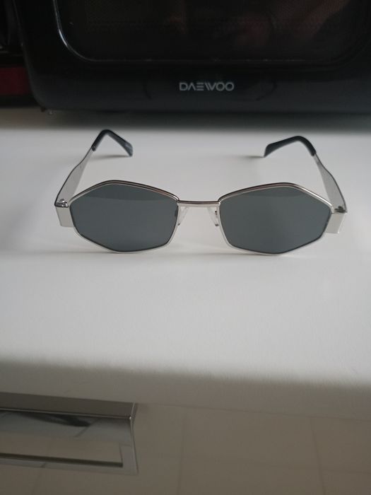 Vând ochelari de soare fashion produs de calitate superioara noi.
