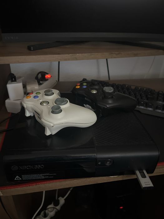 Vand xbox 360 aproape nou