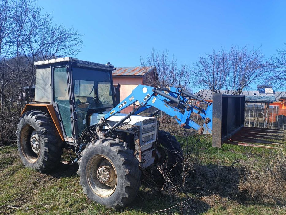 Vând încărcător frontal