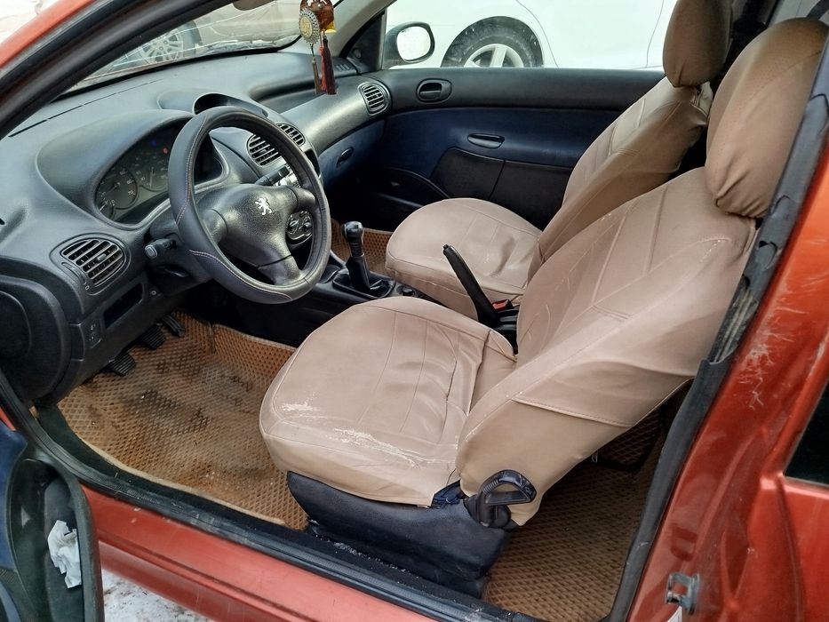 Машина Пежо 206.