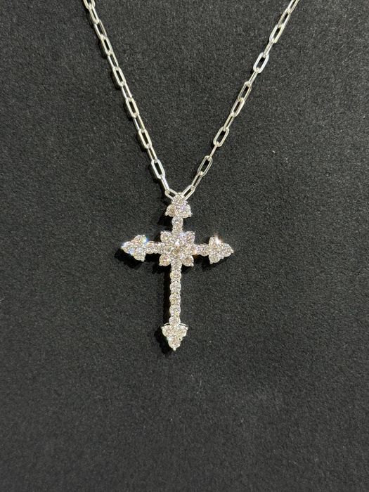 Cruce cu diamante naturale