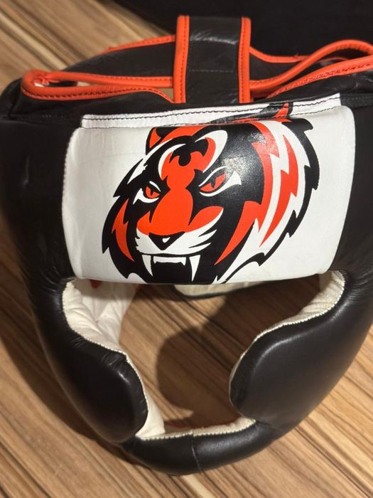 боксерские перчатки и шлем