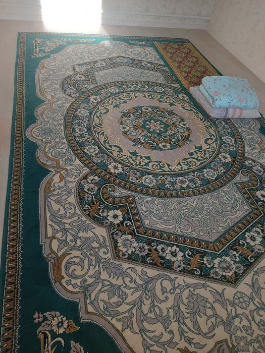 Продаётся ковёр.