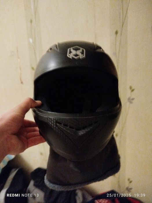 Каска сотилади ранги кора йузида ойнаси йок