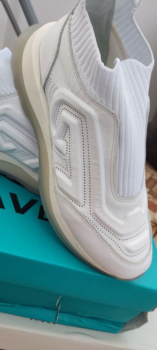 Кожангый ақ кроссовка