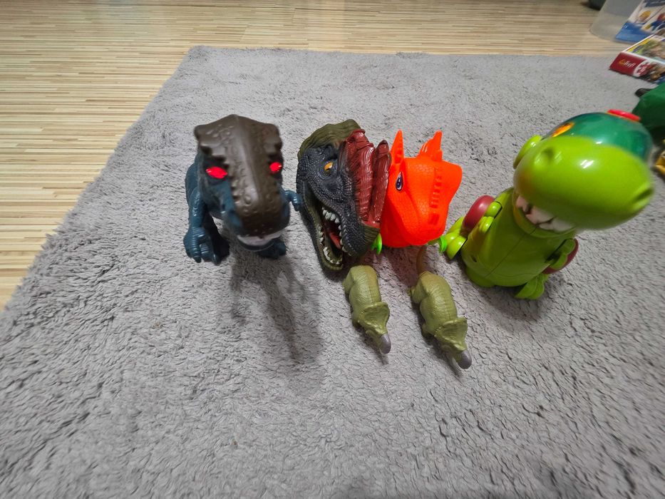 Lot dinozauri cu sunete si lumini