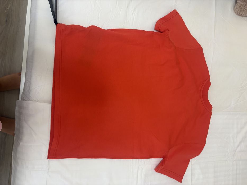 Tricou nepurtat cu eticheta