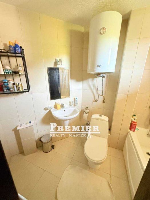 Къща в затворен, охраняем комплекс в Кошарица