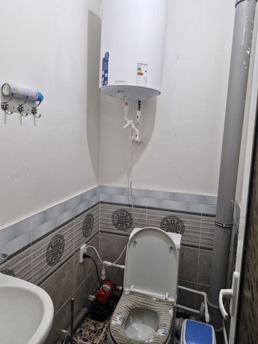 Qarshida Beklar mahallasida barcha sharoitlari mavjud 3 xonali uy bor