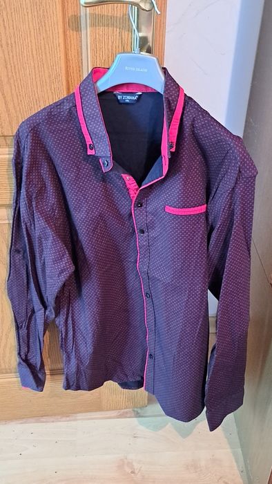 Продавам Официални Мъжки ризи

1. риза л цена 20лв
2.риза цена 40лв 2х