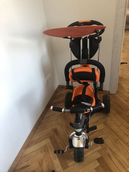 Детска триколка с педали и дръжка.