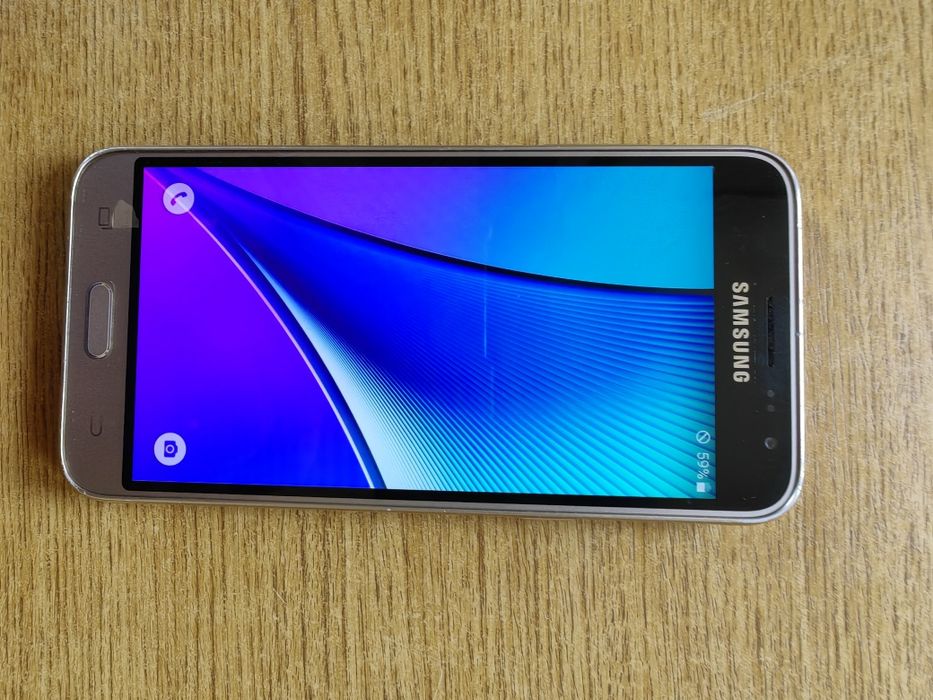 Продавам Samsung J3