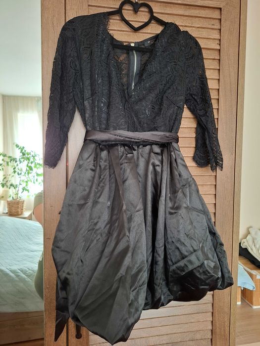 Дантелена черна рокля за повод