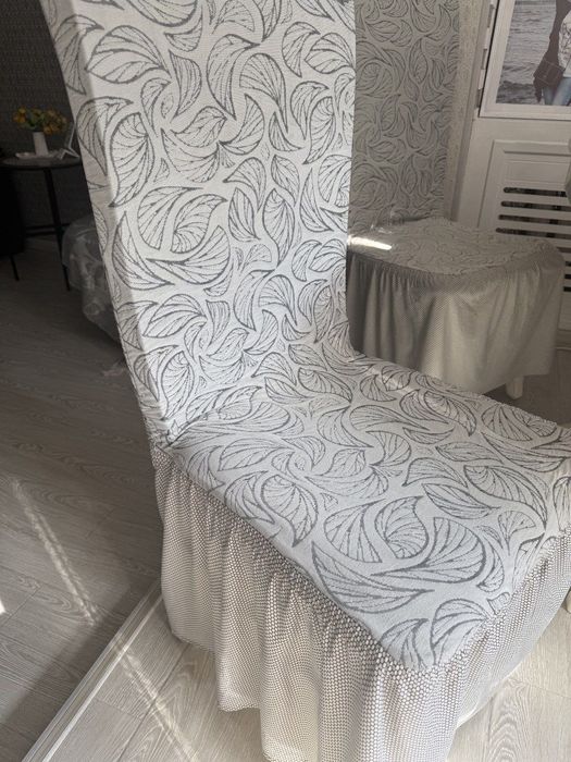 Продается комплект стол и стулья (чехлы на стулья в подарок )