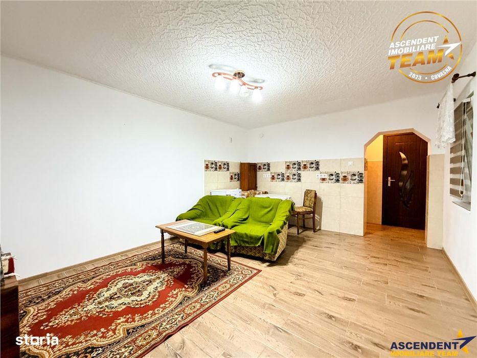 Casa cu teren generos de 1.315 mp, bucatarie de vara complet renovata