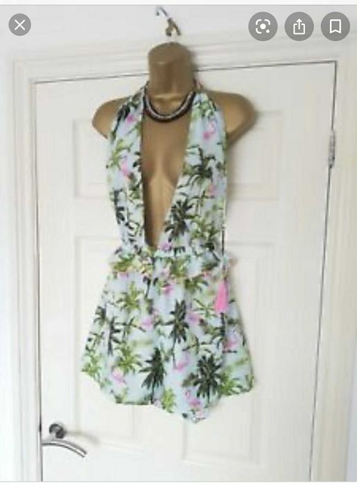 Плажен гащеризон с V-образно деколте и гол гръб