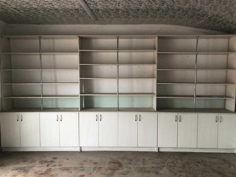 шкаф с полками для магазина