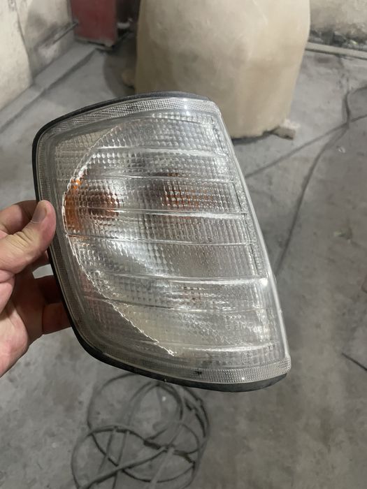 Поворотник правый мерседес 124