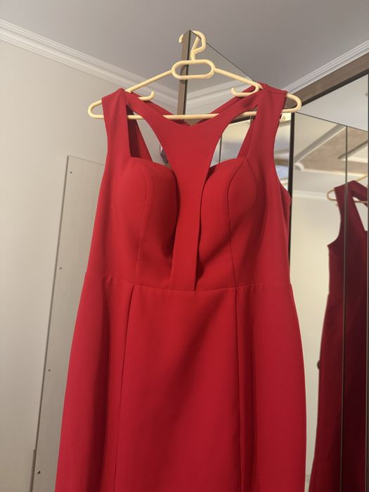 Червена дълга рокля