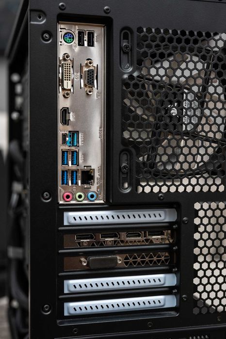 Настолен Компютър Ryzen 5 5600X, DDR4 32GB @3000, ZOTAC GTX 1080 AMP Extreme 8GB, Windows 11 Pro