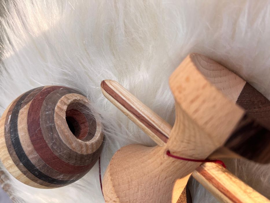 Kendama sweets turbo shape splice(nu miguel,su lab) gripul este anti-skid, kendama este in stare foarte buna aproape noua