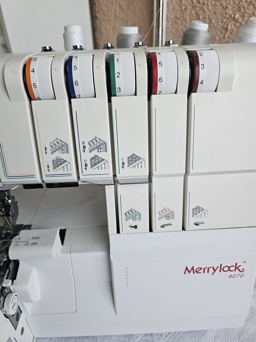 Masina casnica combinata de surfilat si acoperire Merrylock 4070
