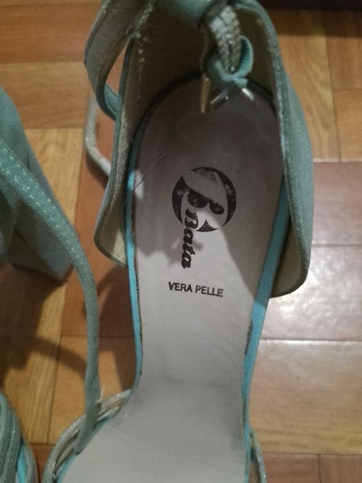 Продам босоножки