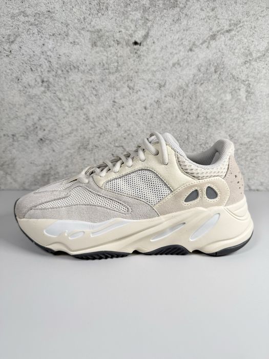 Yeezy Boost 700 Analog