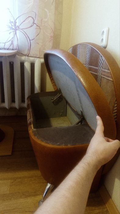 Стол, диван и стулья в кухню