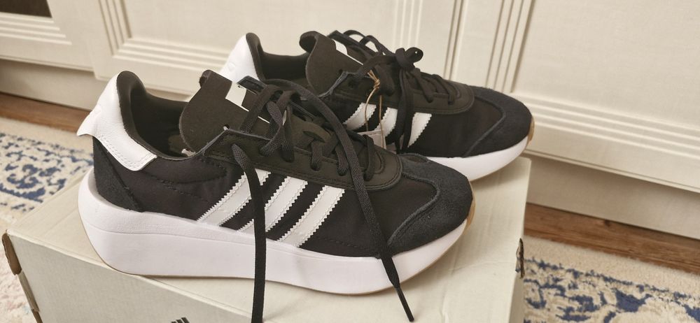 Продам  кроссовки Адидас оригинал.