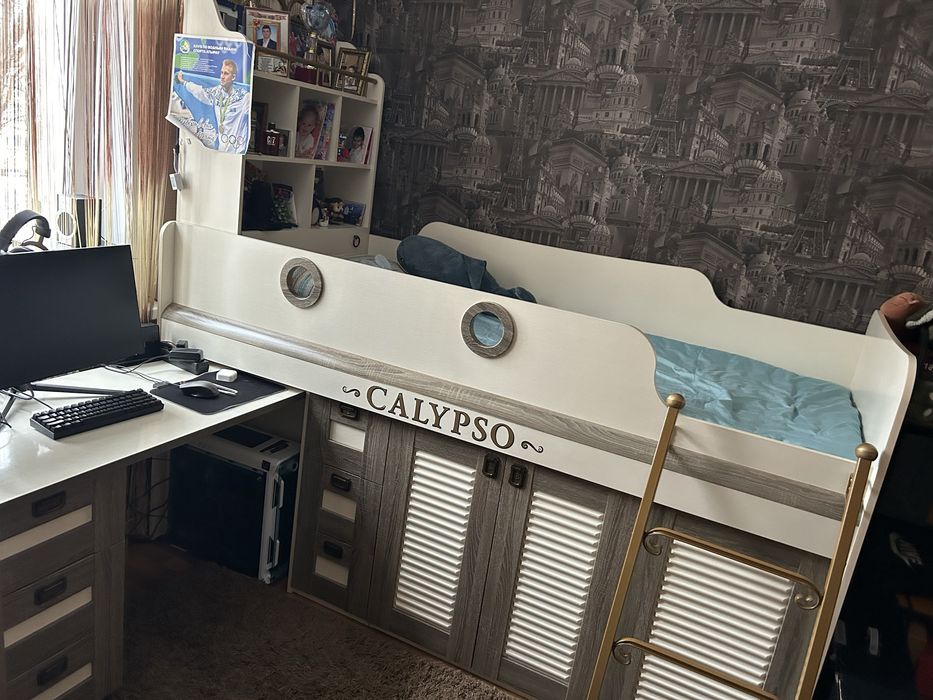 Продам кровать со столом